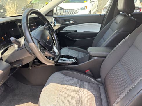 Used 2025 Chevrolet Trax LT w/ LT Convenience Package FWD image 21