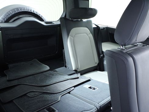 Used 2023 Land Rover Defender 130 X-Dynamic SE image 15