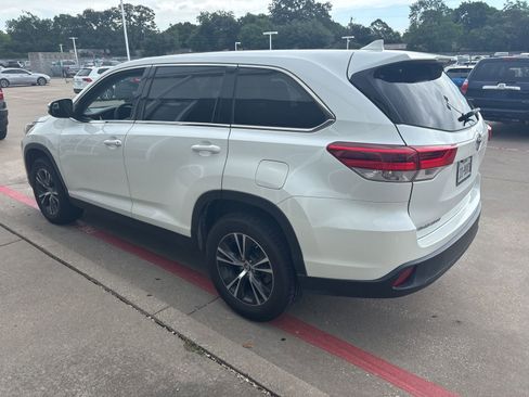 Used 2019 Toyota Highlander Plus FWD image 4