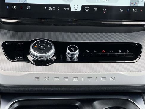 Used 2025 Ford Expedition Active AWD/4WD image 6