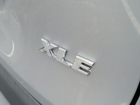Used 2020 Toyota RAV4 XLE FWD image 9