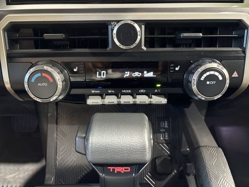 Certified 2025 Toyota Tacoma TRD Off-Road AWD/4WD image 20