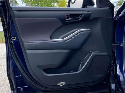 Used 2021 Toyota Highlander L image 21