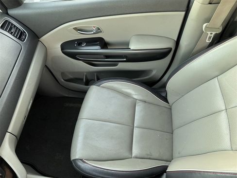 Used 2017 Kia Sedona LX w/ LX Essentials Premium Package image 23