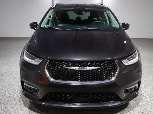 Used 2022 Chrysler Pacifica Touring-L image 4