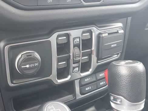 Used 2024 Jeep Wrangler Unlimited Sahara AWD/4WD image 35