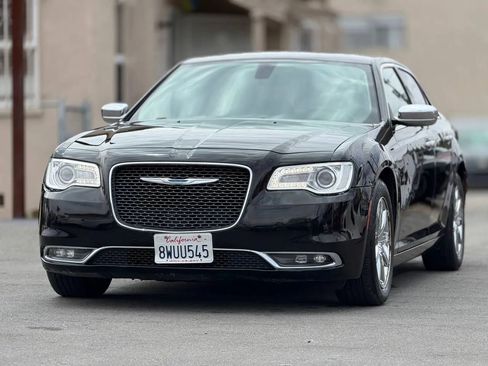 Used 2018 Chrysler 300 Limited RWD image 4
