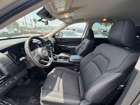 Used 2025 Nissan Pathfinder SV FWD image 30