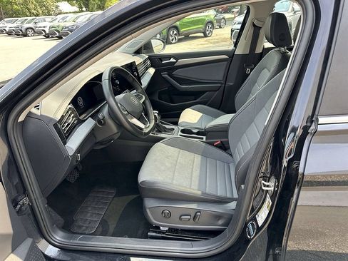 Used 2025 Volkswagen Jetta SE FWD image 12
