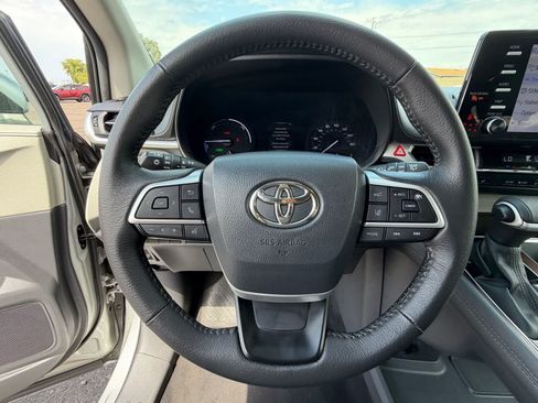 Used 2024 Toyota Sienna XLE FWD image 21