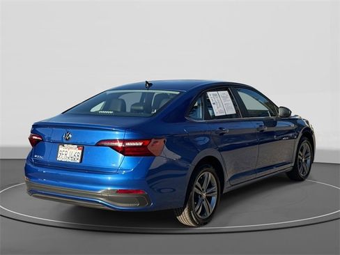 Used 2023 Volkswagen Jetta SE w/ Panoramic Sunroof Package image 4