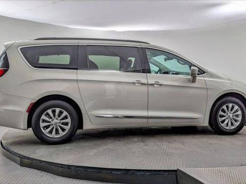 Used 2017 Chrysler Pacifica Touring-L image 9