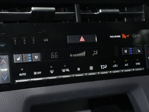 Used 2020 Toyota Avalon Limited image 16