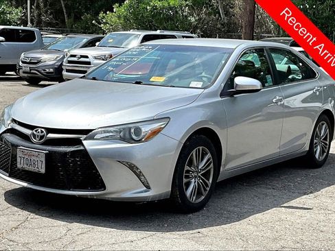 Used 2016 Toyota Camry SE image 3