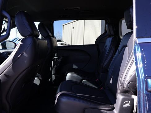 Used 2025 Chrysler Pacifica Select image 17