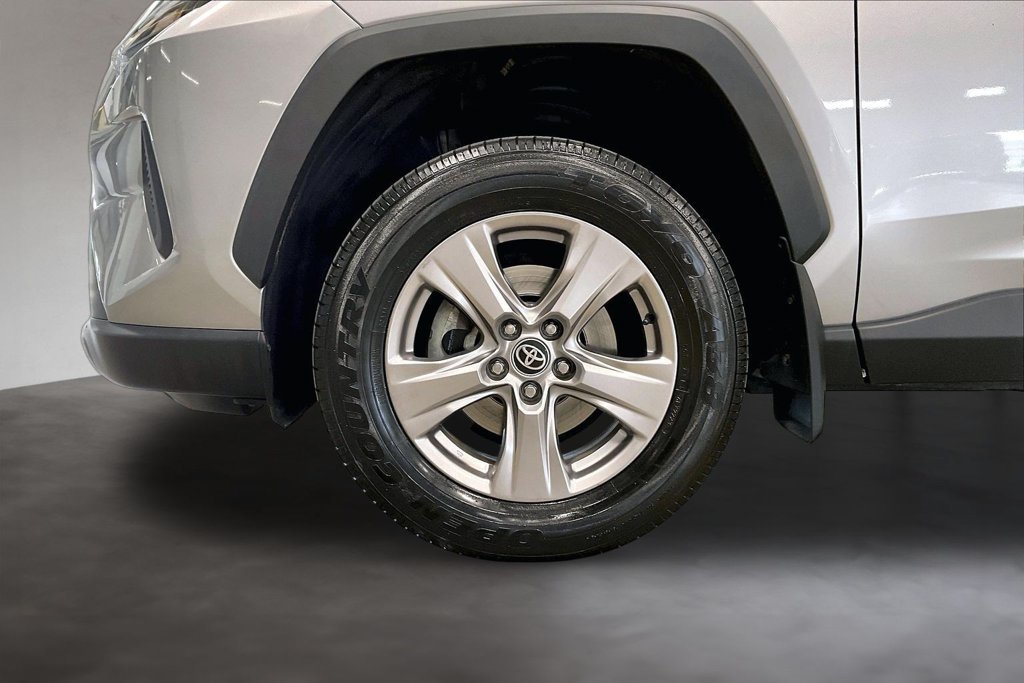 Used 2022 Toyota RAV4 XLE AWD/4WD image 34