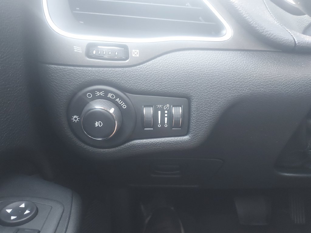 Used 2019 Jeep Cherokee Trailhawk w/ Cold Weather Group AWD/4WD image 24