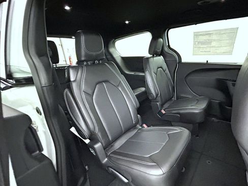 New 2026 Chrysler Pacifica Select image 17