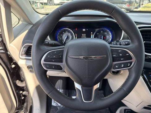 Used 2024 Chrysler Pacifica Touring-L image 43