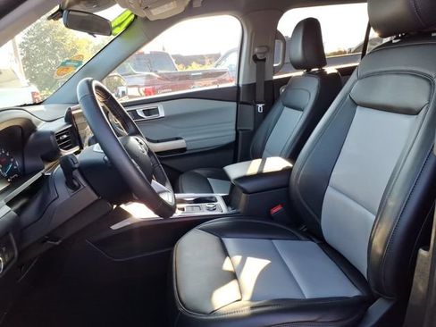 Used 2024 Ford Explorer XLT w/ Equipment Group 202A AWD/4WD image 17