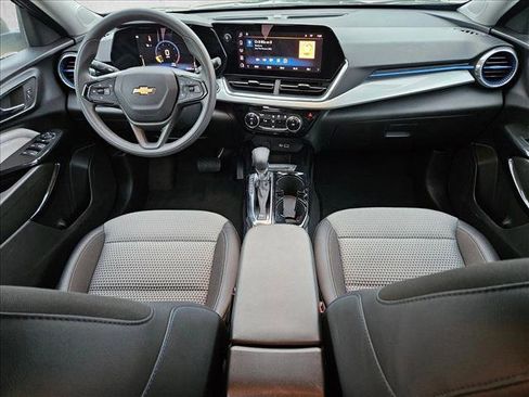 Used 2025 Chevrolet Trax LT image 18