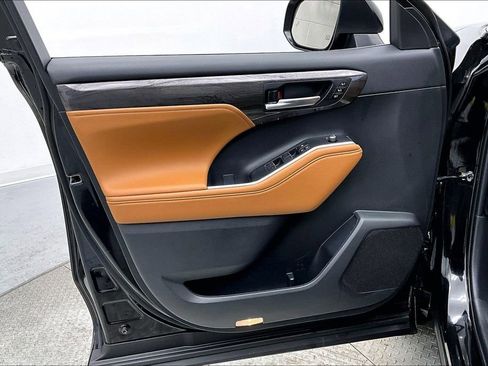 Used 2023 Toyota Highlander Platinum image 18