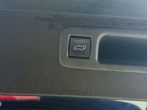Used 2022 Toyota Highlander LE FWD image 30