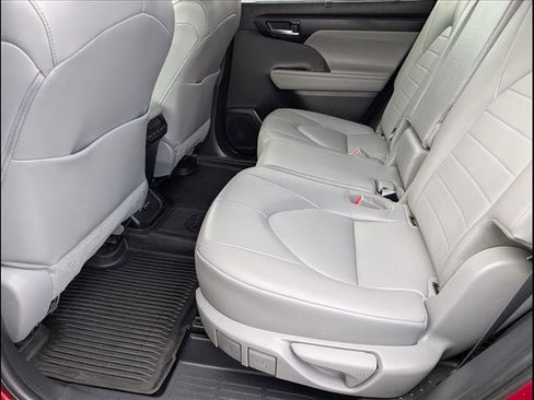 Used 2022 Toyota Highlander XLE image 10
