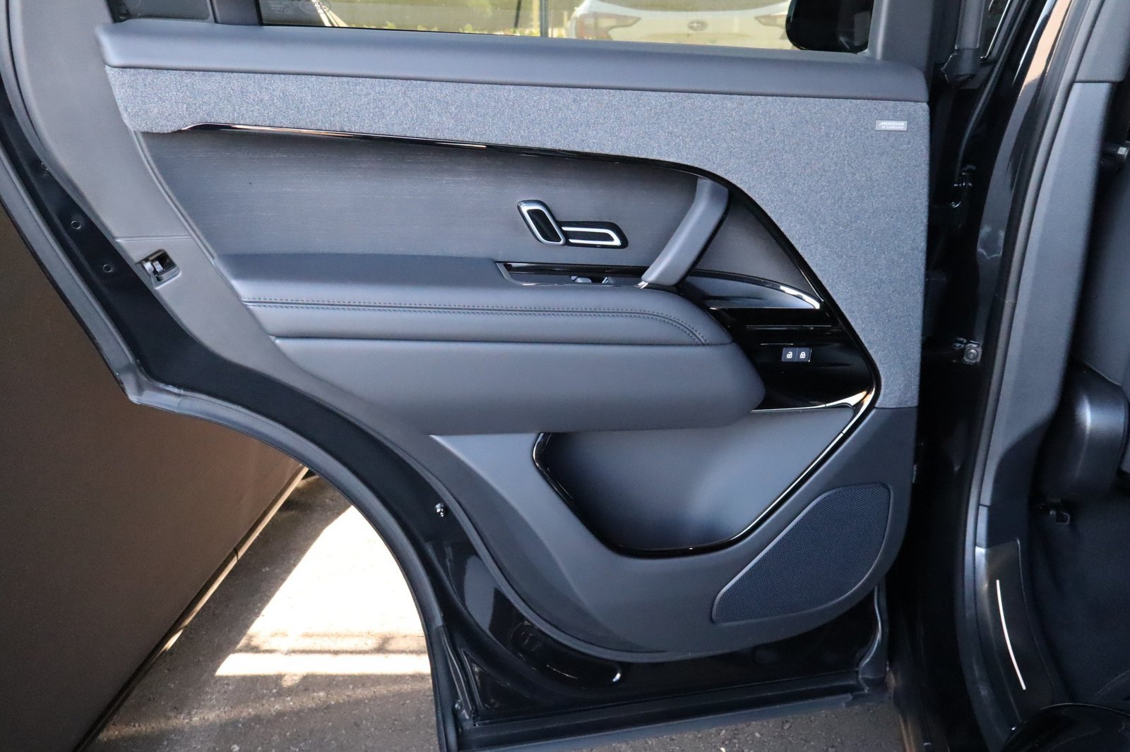 Used 2025 Land Rover Range Rover Sport SE AWD/4WD image 36