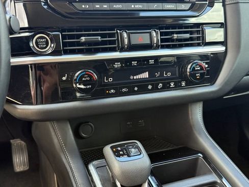 Used 2024 Nissan Pathfinder SV FWD image 17