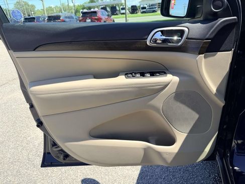 Used 2017 Jeep Grand Cherokee Laredo w/ Quick Order Package 23E AWD/4WD image 18