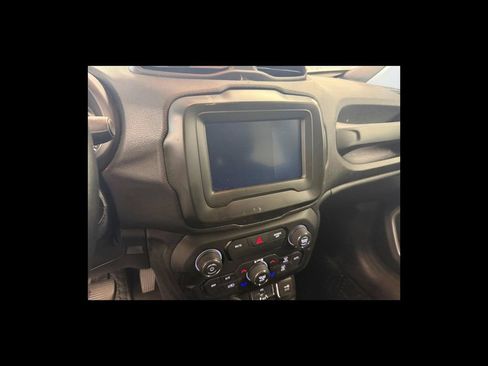 Used 2018 Jeep Renegade Latitude w/ Cold Weather Group AWD/4WD image 22