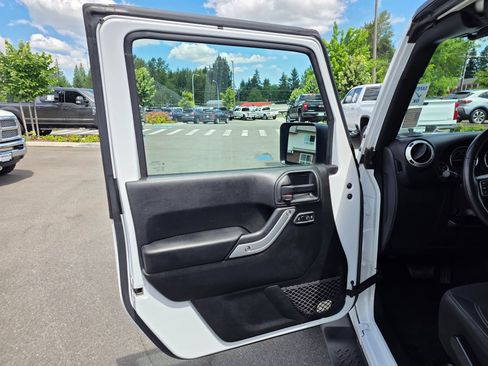 Used 2018 Jeep Wrangler Unlimited Sahara w/ Connectivity Group AWD/4WD image 19
