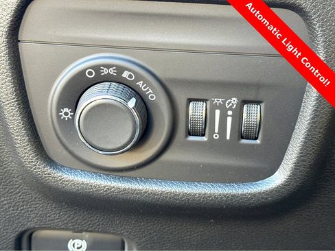 Used 2023 Jeep Grand Cherokee Laredo image 15