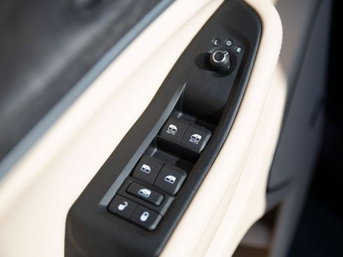 Used 2023 Jeep Grand Cherokee Limited w/ Luxury Tech Group II image 4