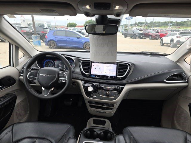 Certified 2022 Chrysler Pacifica Touring-L AWD/4WD image 16