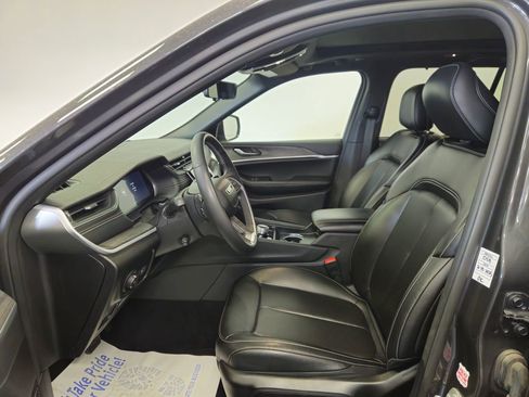 Used 2024 Jeep Grand Cherokee Limited w/ Luxury Tech Group II AWD/4WD image 3