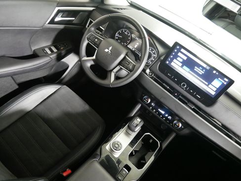 Used 2025 Mitsubishi Outlander SE image 9