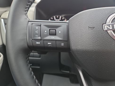 Used 2025 Nissan Rogue SV image 18