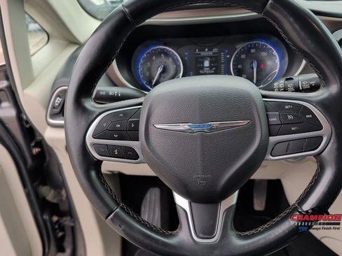 Used 2018 Chrysler Pacifica Touring-L FWD image 23