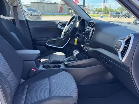 Used 2025 Kia Soul LX FWD image 12
