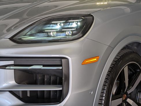 Certified 2025 Porsche Cayenne S AWD/4WD image 13