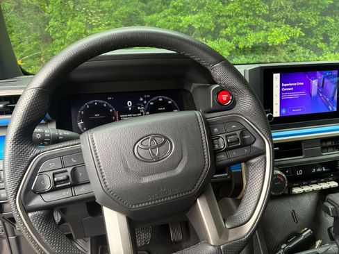 Used 2025 Toyota Tacoma TRD Off-Road AWD/4WD image 29