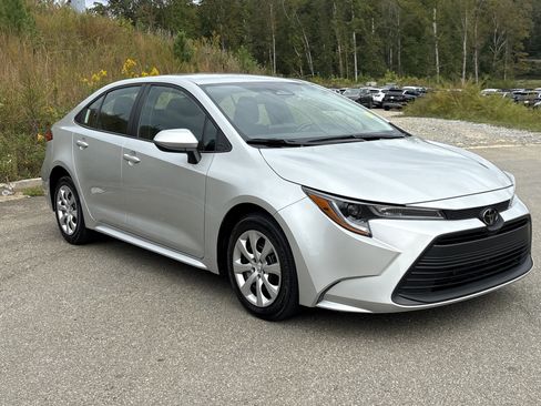 Used 2025 Toyota Corolla LE image 3
