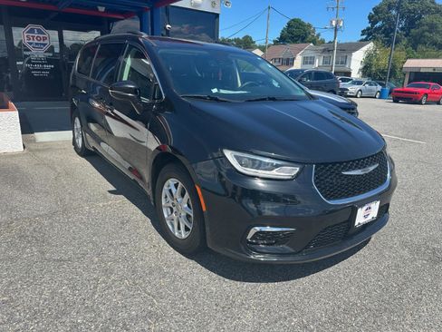 Used 2022 Chrysler Pacifica Touring-L image 4
