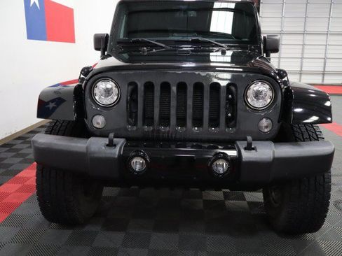 Used 2017 Jeep Wrangler Unlimited Sahara w/ Connectivity Group AWD/4WD image 4