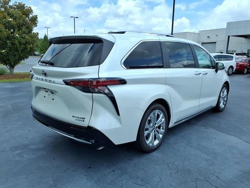 Used 2022 Toyota Sienna Platinum FWD image 3