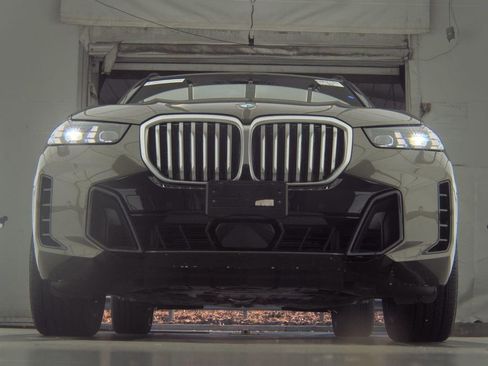 Used 2025 BMW X5 xDrive40i w/ Executive Package image 3