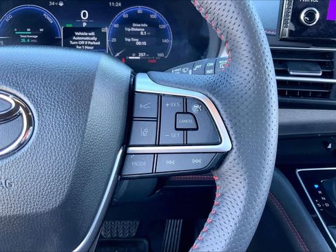 Used 2025 Toyota Sienna XSE image 24