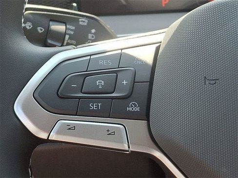 New 2025 Volkswagen Tiguan SE image 17